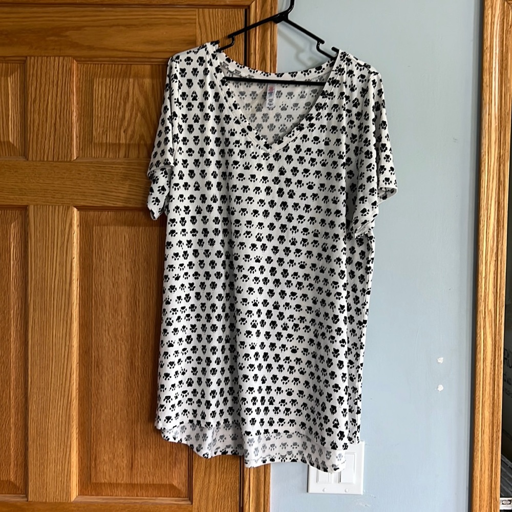 LIKE NEW! LULAROE Christy tee paw prints size 3x TSHIRT